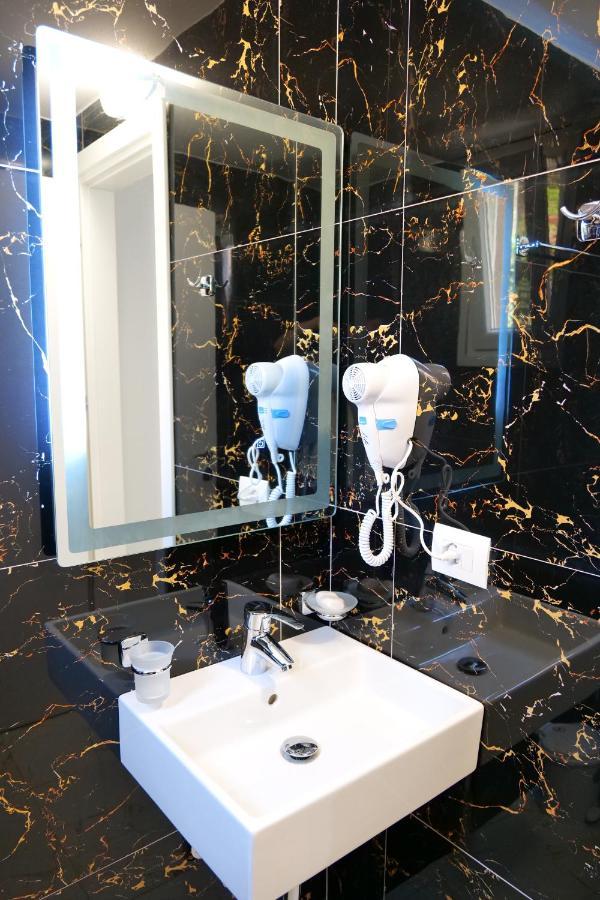 Elite Hotel Sarandë エクステリア 写真
